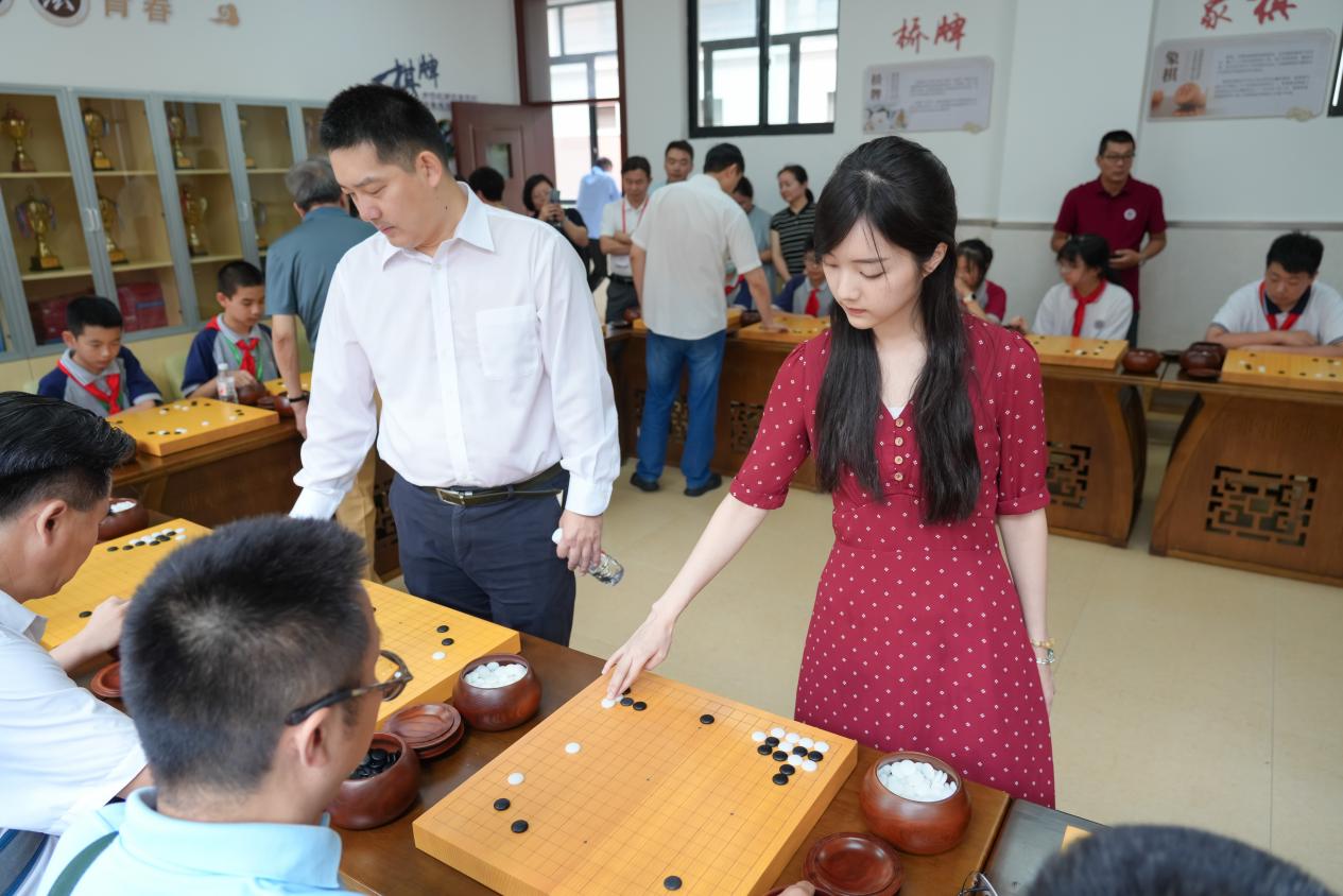 间同步举行, 多面打 间同步举行, 多面打